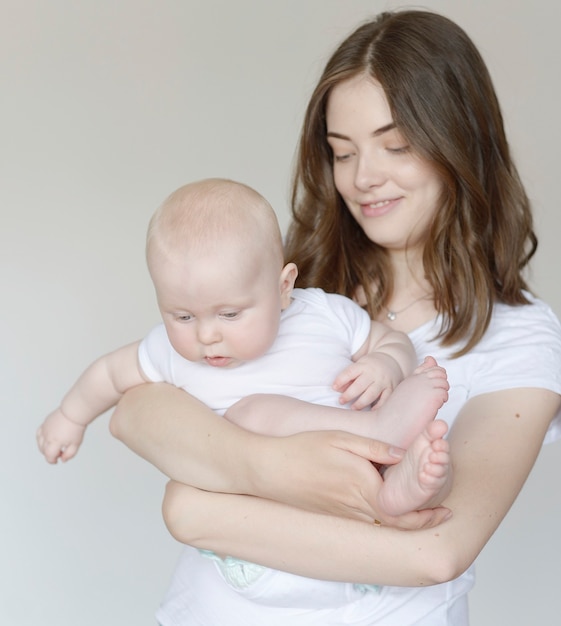 bambino tra le braccia della mamma