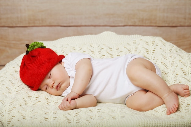 Bambino tranquillo sdraiato su un letto mentre dorme