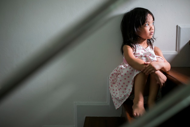 Bambino triste da questo padre e madre che discutono, concetto negativo della famiglia. Colore d&#39;annata