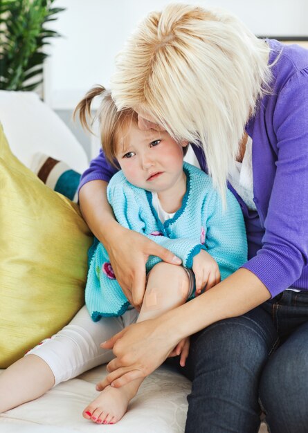 Bambino triste malato sdraiato sul divano