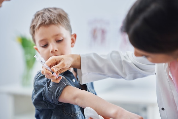 bambino vaccinato dal pediatra