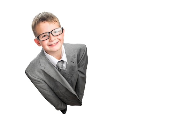 Bambino vestito con un abito da lavoro e occhiali da uomo d'affari vista dall'alto