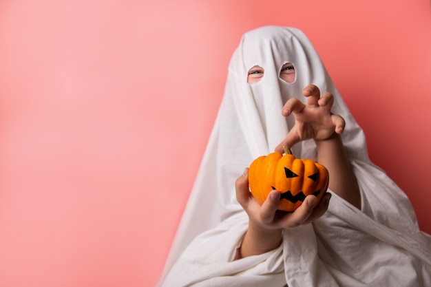 Bambino vestito con un costume fantasma per halloween