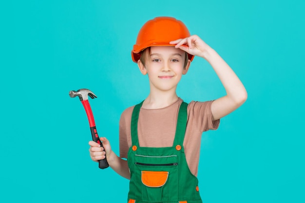 Bambino vestito da operaio builder ragazzino che indossa il casco Ritratto piccolo costruttore in elmetti martello Bambino edificio casco elmetto martello martello