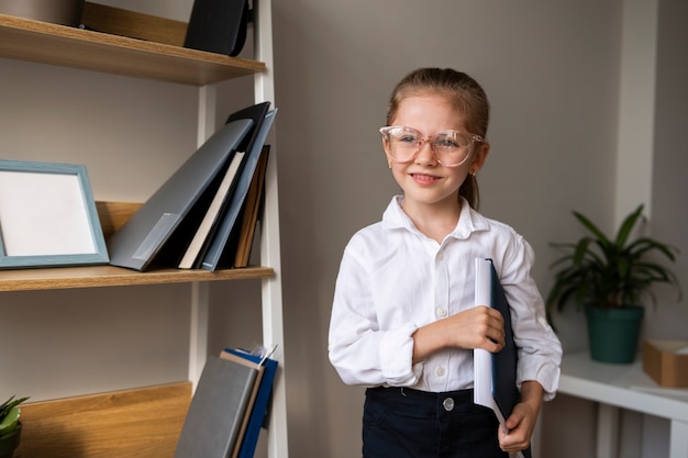 Bambino vestito da uomo d'affari