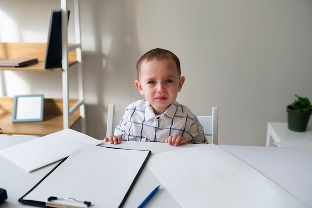 Bambino vestito da uomo d'affari