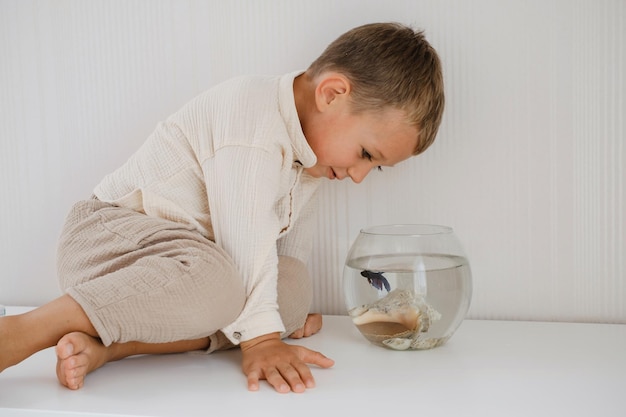 Bambino vicino all'acquario a casa