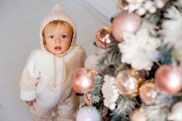 Bambino vicino all'albero di Natale