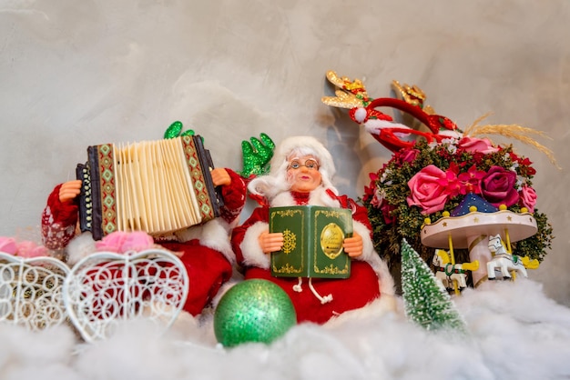 bambola babbo natale statua di babbo natale con decorazioni natalizie e regali