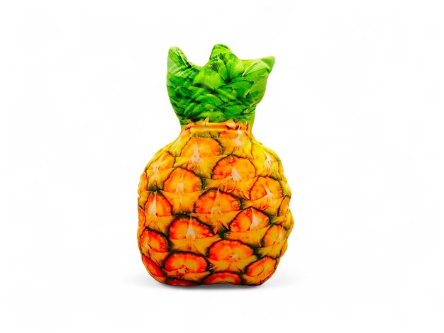 Bambola di ananas su sfondo bianco