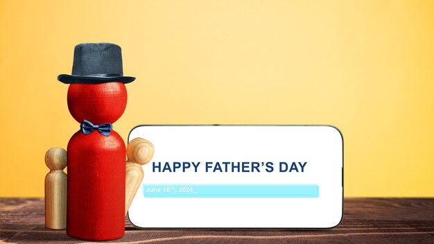 Bambola di legno rossa con un cappello nero e un papillon con un messaggio di Happy Fathers Day