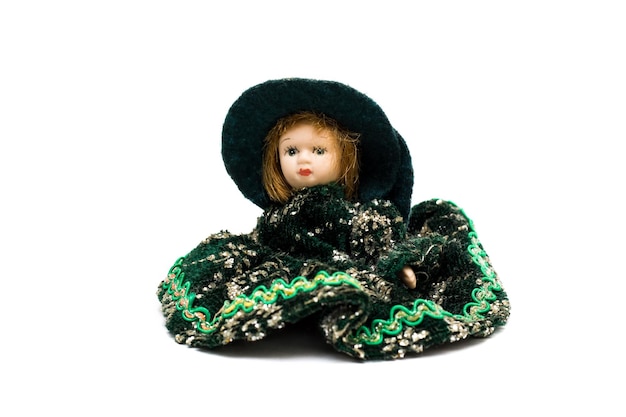 Bambola di porcellana con un vestito verde