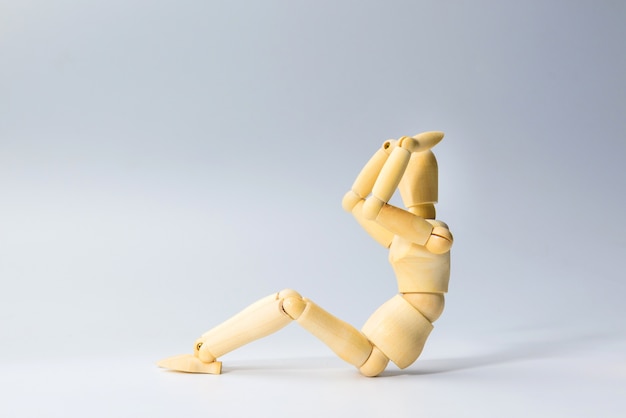 Bambola figura in legno con sedersi per la salute su bianco per l&#39;allenamento