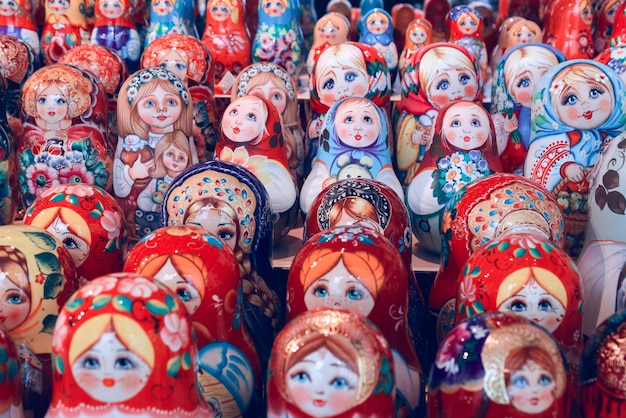 Bambole russe colorate di nidificazione matreshka al mercato Matrioshka Bambole di nidificazione