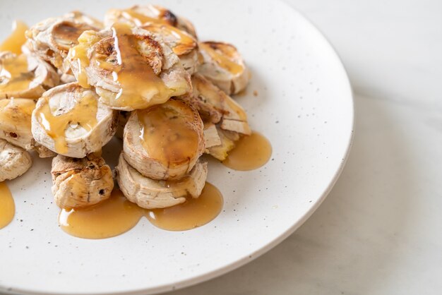 Banana a fette alla griglia con salsa al caramello