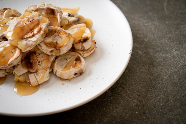 Banana a fette alla griglia con salsa al caramello