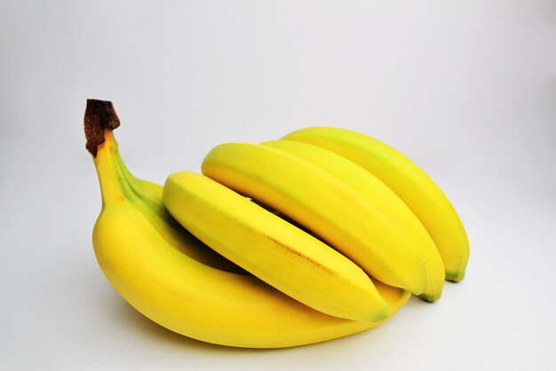 Banana ad angolo laterale banana su sfondo bianco
