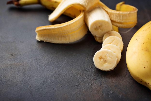 Banana affettata fresca su fondo scuro