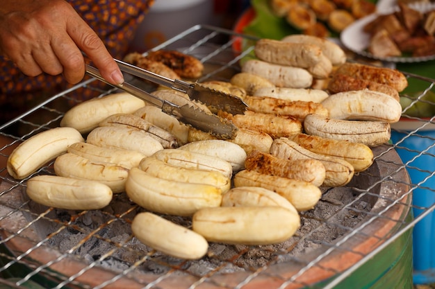Banana alla griglia nel mercato della Thailandia