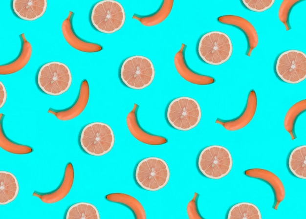 Banana arancione e limone sullo sfondo blu Flat lay Pattern Top view