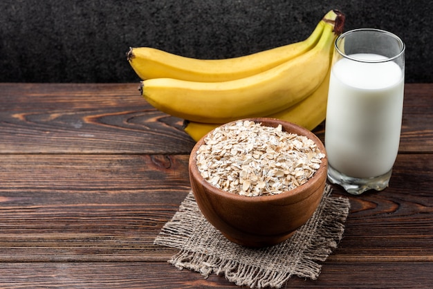 Banana, avena e bicchiere di latte sul tavolo