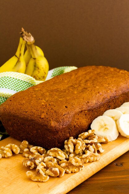 Banana bread classico appena sfornato con noci e banane.