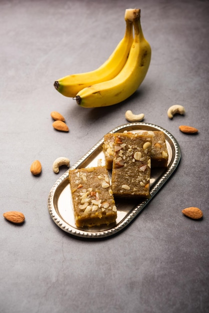 Banana Burfi o pakke kele ki barfi è un delizioso dessert indiano preparato durante le feste e le occasioni speciali