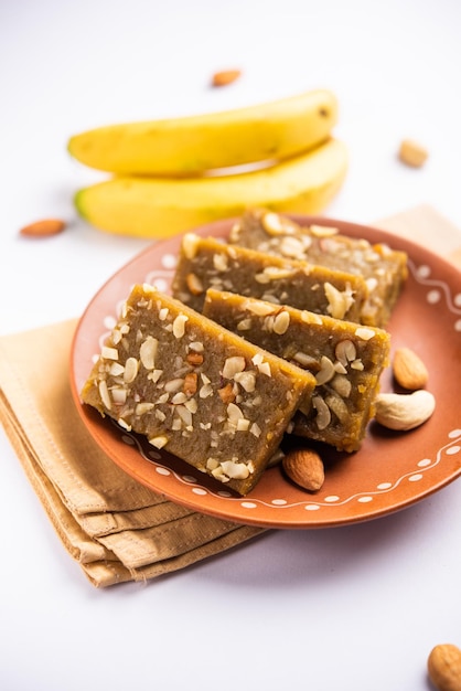 Banana Burfi o pakke kele ki barfi è un delizioso dessert indiano preparato durante le feste e le occasioni speciali