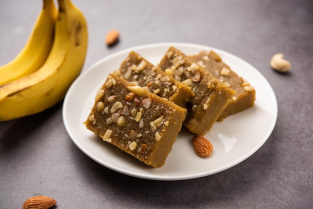 Banana Burfi o pakke kele ki barfi è un delizioso dessert indiano preparato durante le feste e le occasioni speciali