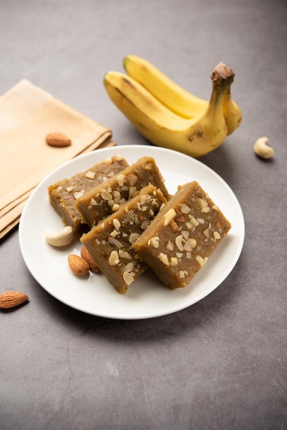 Banana Burfi o pakke kele ki barfi è un delizioso dessert indiano preparato durante le feste e le occasioni speciali