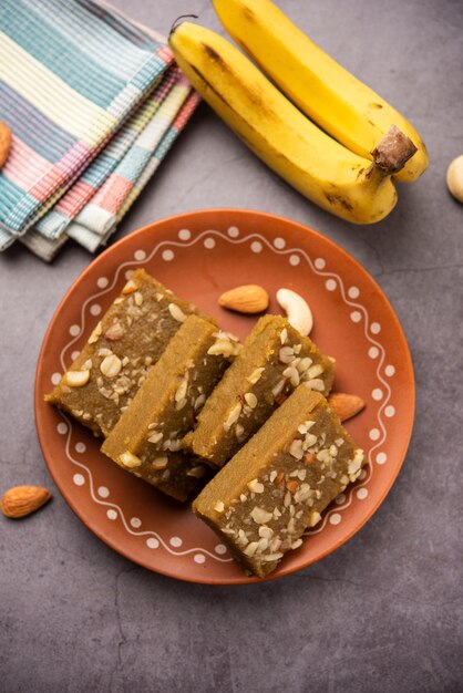 Banana Burfi o pakke kele ki barfi è un delizioso dessert indiano preparato durante le feste e le occasioni speciali