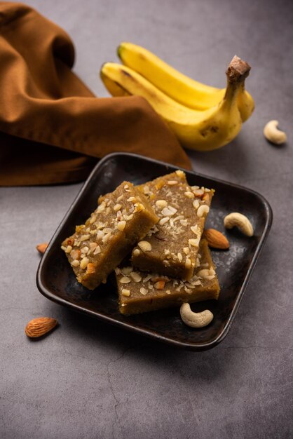 Banana Burfi o pakke kele ki barfi è un delizioso dessert indiano preparato durante le feste e le occasioni speciali