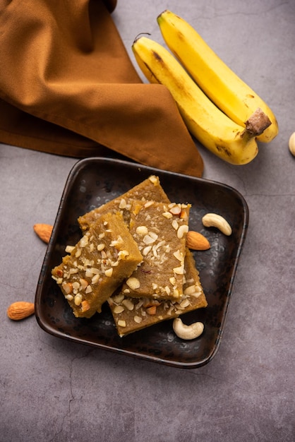 Banana Burfi o pakke kele ki barfi è un delizioso dessert indiano preparato durante le feste e le occasioni speciali