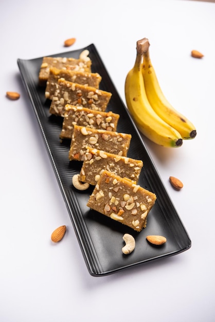 Banana Burfi o pakke kele ki barfi è un delizioso dessert indiano preparato durante le feste e le occasioni speciali