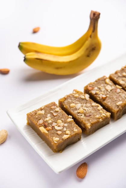 Banana Burfi o pakke kele ki barfi è un delizioso dessert indiano preparato durante le feste e le occasioni speciali