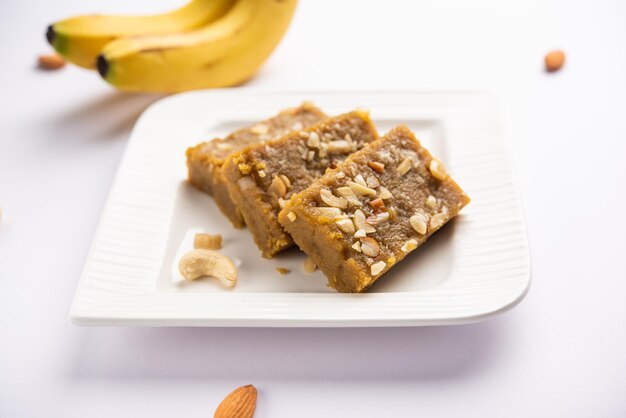Banana Burfi o pakke kele ki barfi è un delizioso dessert indiano preparato durante le feste e le occasioni speciali