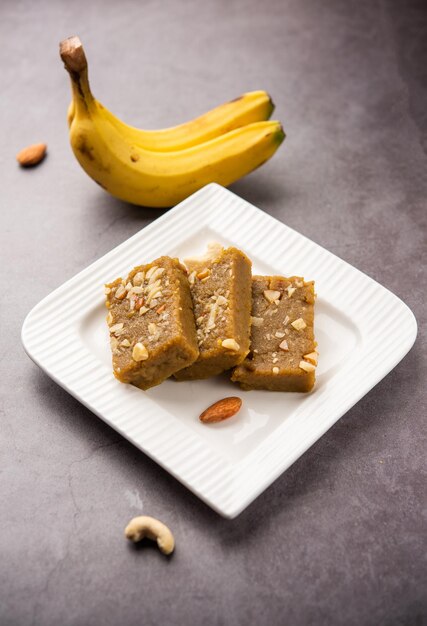 Banana Burfi o pakke kele ki barfi è un delizioso dessert indiano preparato durante le feste e le occasioni speciali