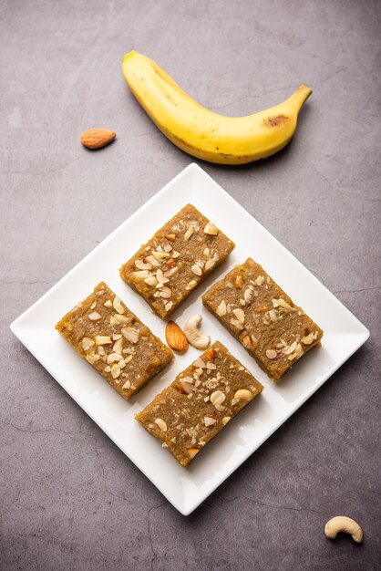 Banana Burfi o pakke kele ki barfi è un delizioso dessert indiano preparato durante le feste e le occasioni speciali