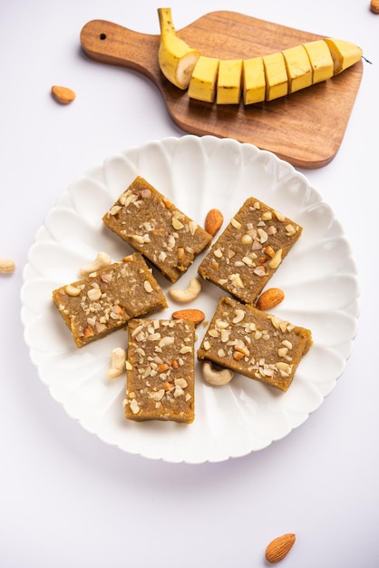Banana Burfi o pakke kele ki barfi è un delizioso dessert indiano preparato durante le feste e le occasioni speciali