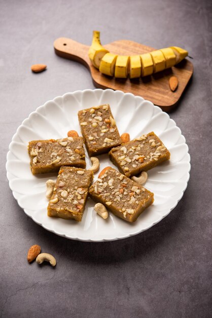 Banana Burfi o pakke kele ki barfi è un delizioso dessert indiano preparato durante le feste e le occasioni speciali