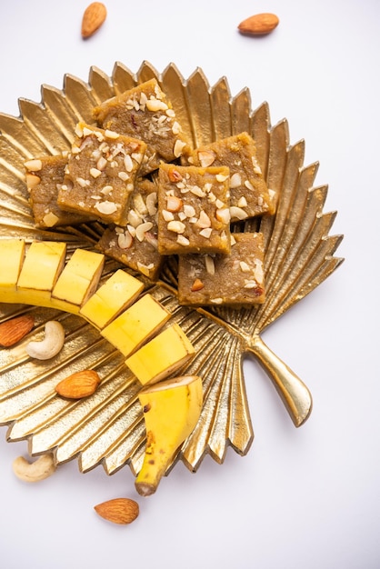 Banana Burfi o pakke kele ki barfi è un delizioso dessert indiano preparato durante le feste e le occasioni speciali