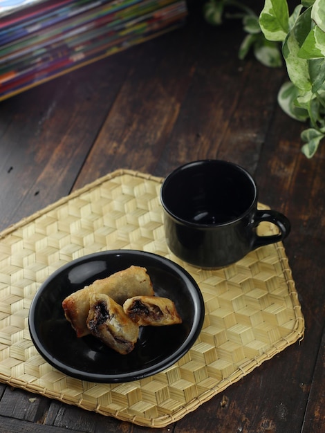 Banana cake al cioccolato, banana ricoperta di cioccolato e farina