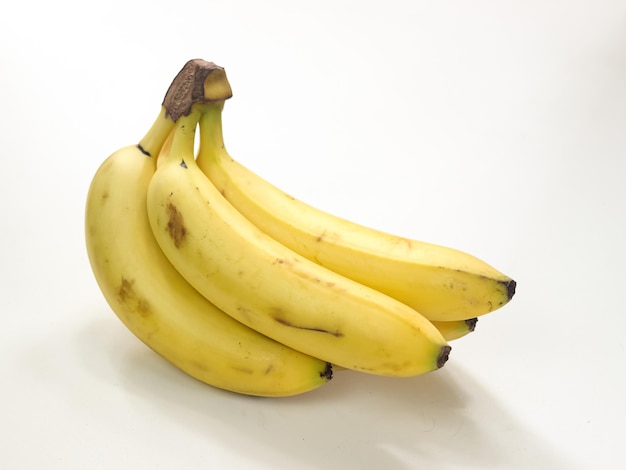 Banana cavendish organica matura su fondo bianco con il percorso di residuo della potatura meccanica