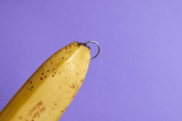 Banana con decorazione piercing concetto di piercing minimo