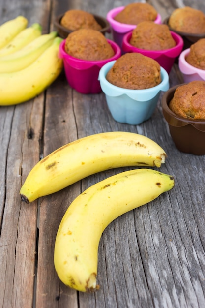 Banana con torta tazza di banana in teglia da forno colorato.