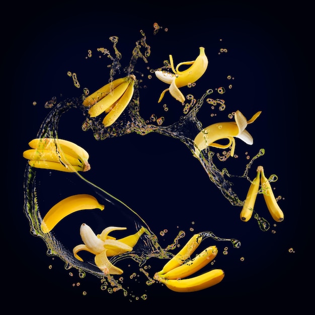 Banana deliziosa succosa con spruzzi di succo di sfondo per i designer