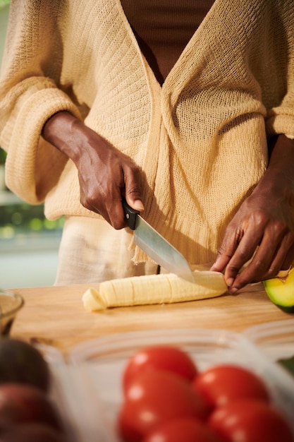 Banana Di Taglio Della Donna