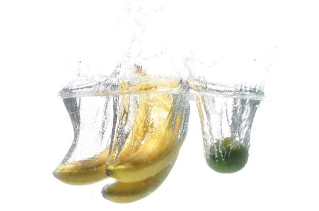 banana e avocado che cadono nell'acqua. frutti in acqua. Tiro all'acqua