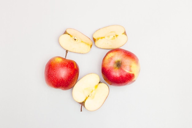 Banana e mela isolate su sfondo bianco come elemento di design della confezione