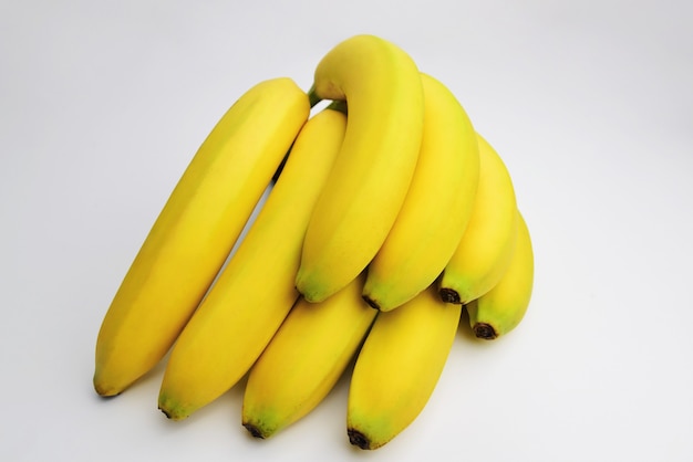 Banana fresca isolata su sfondo bianco